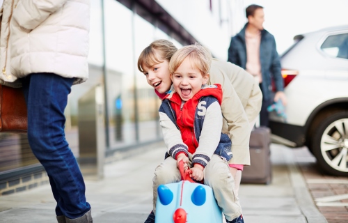 Kinder spielen auf dem Gehweg